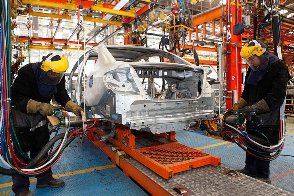 La industria automotriz se derrumbó en abril y cerró un primer cuatrimestre con una caída del 17,5%