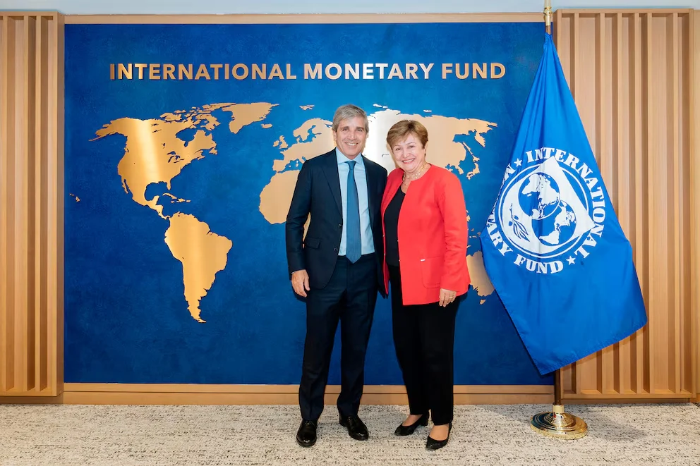 Caputo defendió el sistema de bandas y la compra «inteligente» de reservas, mientras que el FMI presiona por mayor acumulación