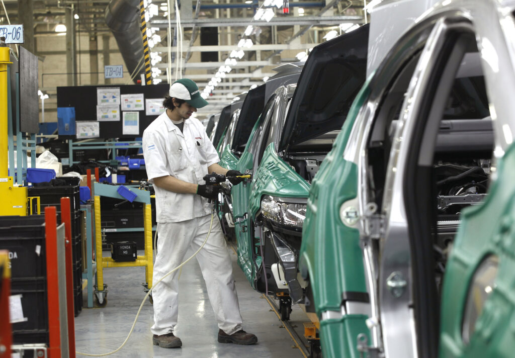 La industria automotriz cayó 6,7% en el primer semestre, aunque mejoró 5,7% en junio