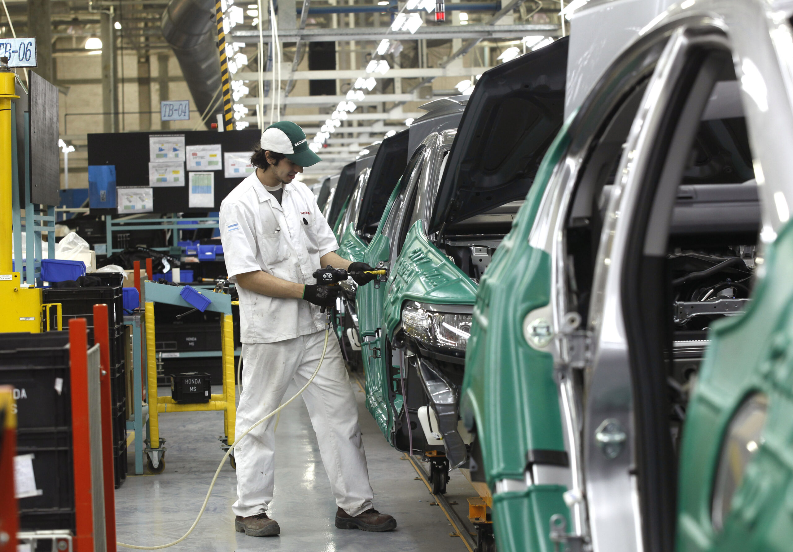 La industria automotriz cayó 6,7% en el primer semestre, aunque mejoró 5,7% en junio