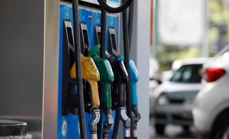 La venta de nafta sigue cayendo, pero el impuesto a los combustibles trepó 1.387% en la era Milei