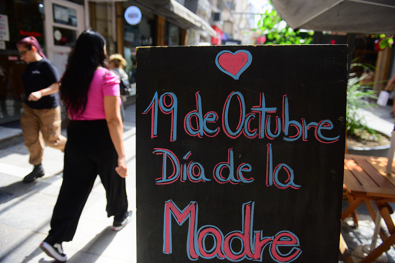 Ventas por el Día de la Madre en elc centro peatonal de la ciudad de Córdoba. (Jóse Gabriel Hernández / La Voz)