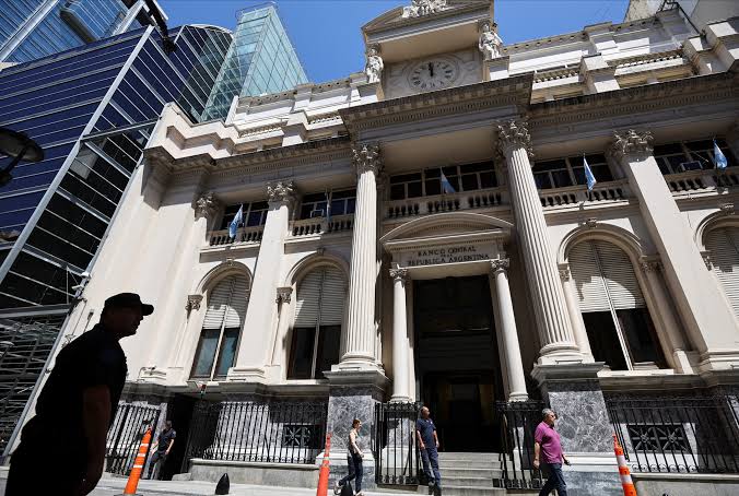 El mercado recortó sus expectativas: prevé un PBI creciendo apenas 1,5% en 2026 y una inflación del 30%